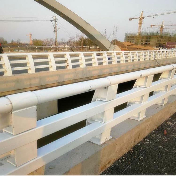 2021年 聊城桥梁防撞护栏 LED灯光护栏 厂家直销 可加工定制 山东大泰