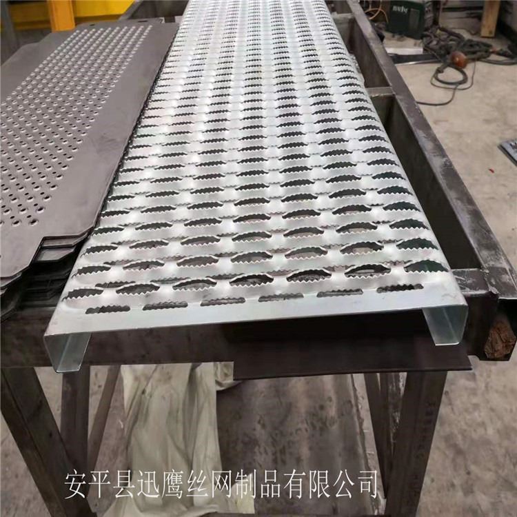迅鹰鳄鱼嘴型冲孔板 鳄鱼嘴防滑台阶板 新疆风机发电冲孔走台板_风机_电动工具_五金工具_供应_工品联盟网