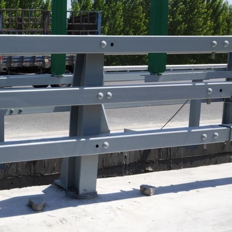 国道金属梁柱式防撞护栏安装 桥梁方钢组合式护栏 桥梁防撞护栏报价