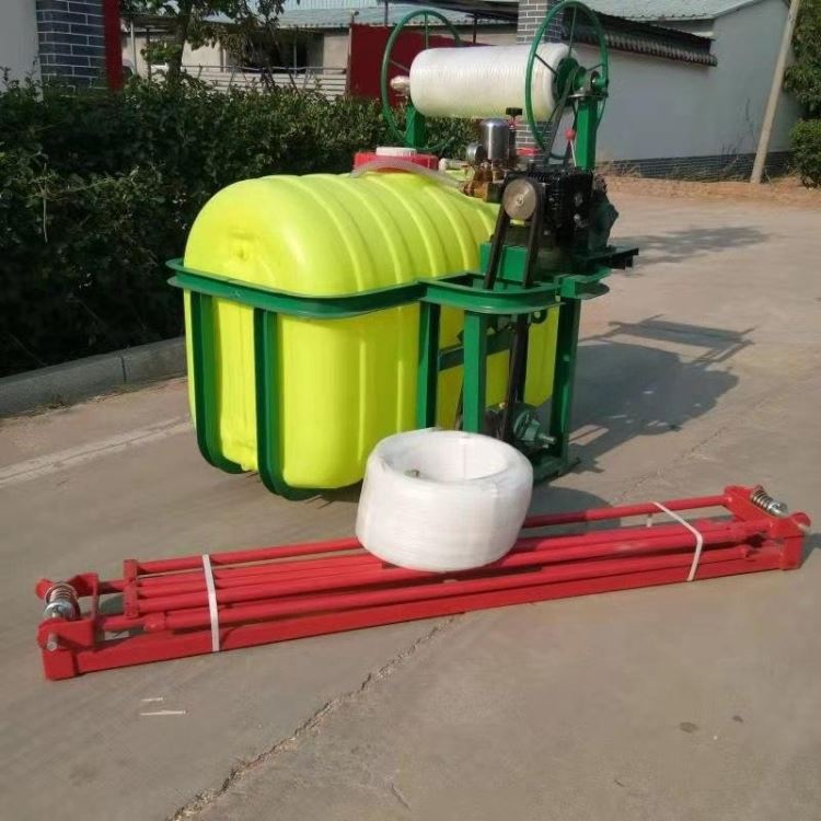 拖拉机后置传动带自动卷管打药机 折叠式药桶容量1000斤喷药  小麦玉米地打药机