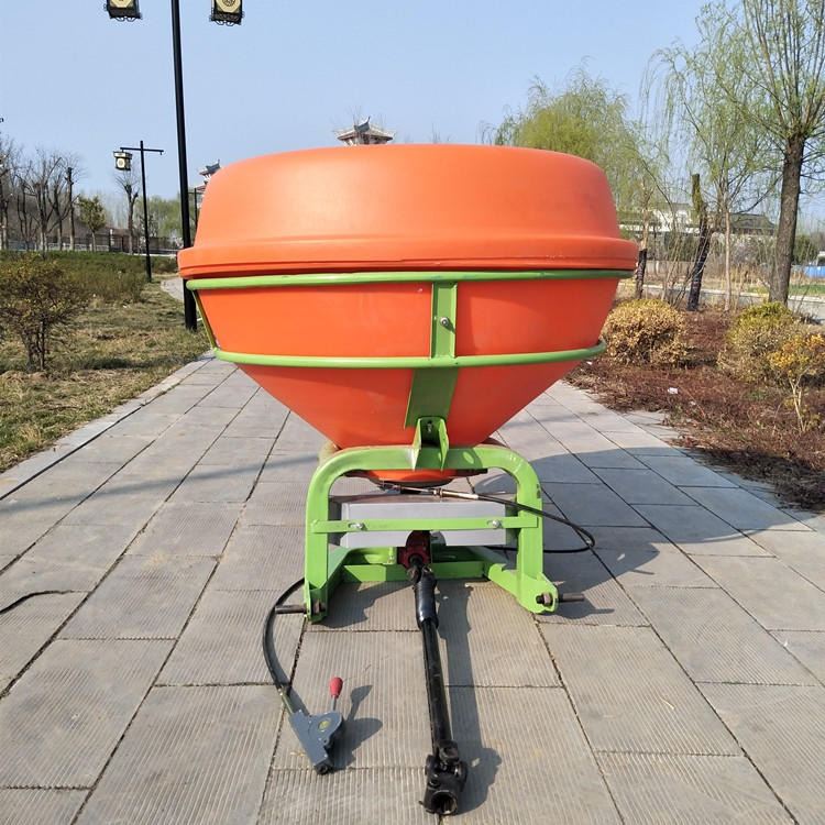 后置撒肥器 拖拉机轴传动带撒肥机 颗粒化肥扬肥器 志成750公斤