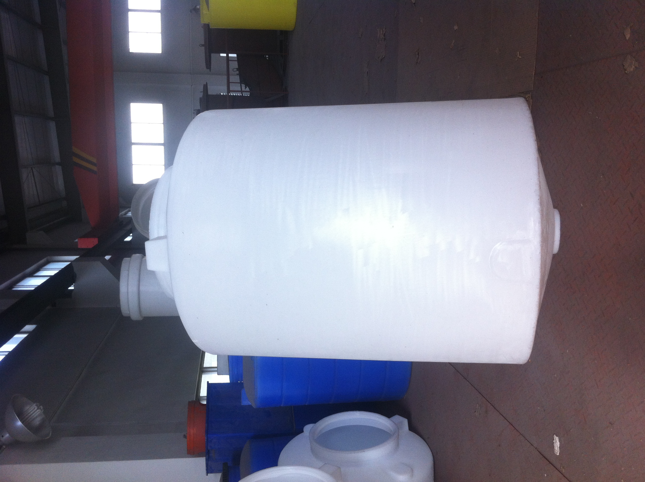 10立方超滤尖底塑料桶 预设在锥底化工桶上的计量泵 甬诚20吨正锥无残留周转罐