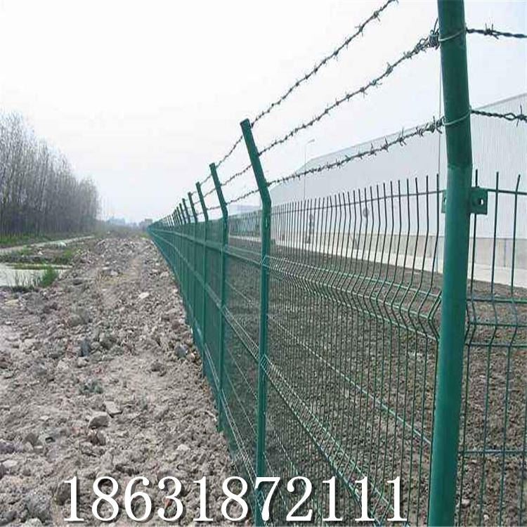 龙润厂家直销公路双边丝护栏网 养鸡护栏网 圈地护栏网 湖边安全网