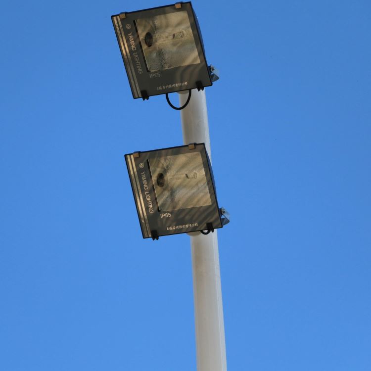 篮球场灯杆灯具设备 公园可见篮球场灯杆照明灯灯杆 柏克灯杆厂家