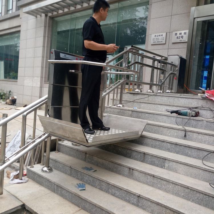 地铁无障碍机械 求购轮椅爬楼电梯 徐州市斜挂升降台 启运厂家楼梯运行机械定制