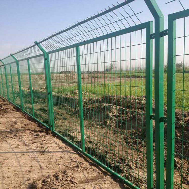 格拉瑞斯 批发高速公路框架护栏网 圈地养殖铁丝网围栏 现货金属隔离栅防护网